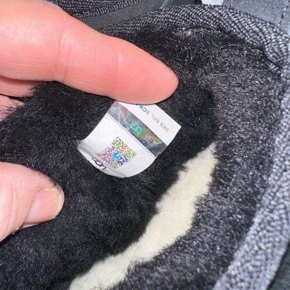 Authentic UGG short boots never worn. - Picture 7 of 8
